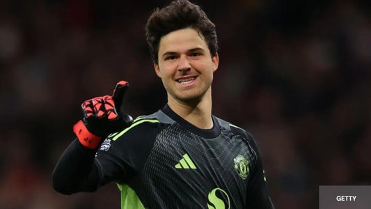 Senne Lammens célébrant une victoire de Manchester United 
