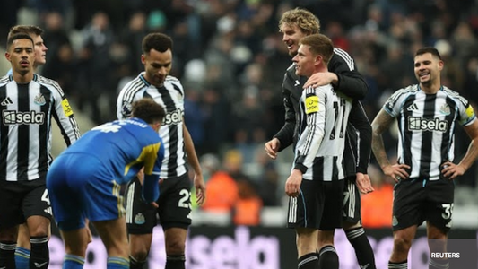 Joueurs de Newcastle célébrant leurs victoires face à Leeds United 4-3 journée 21