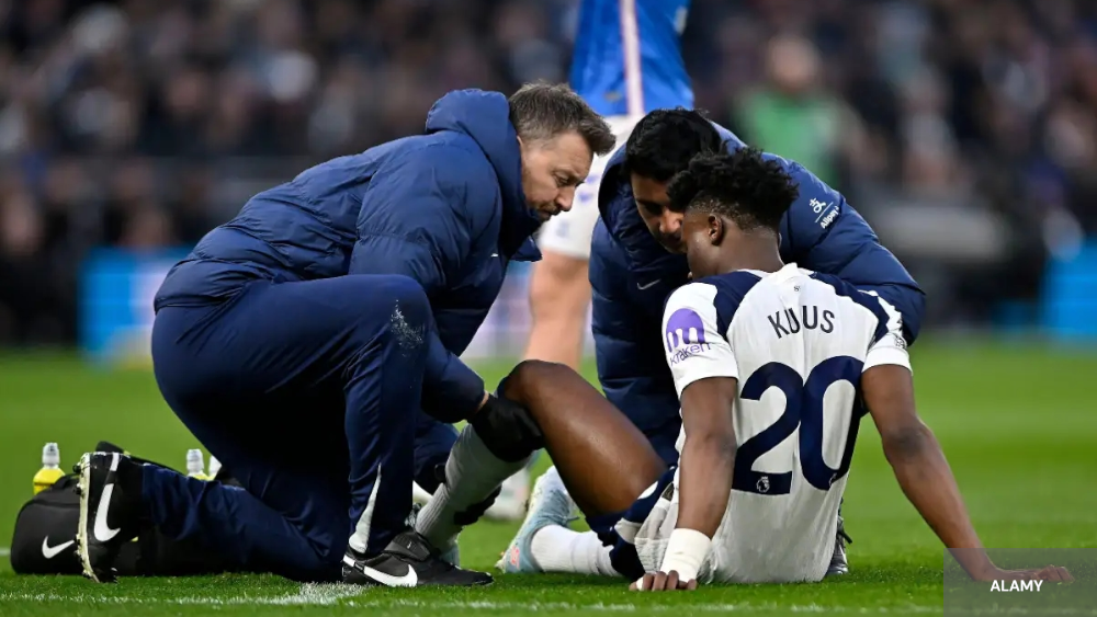 Mohammed Kudus Tottenham blessé entouré de médecins  
