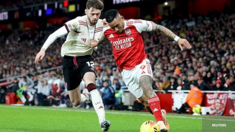 Gabriel arsenal face à un défenseur de Liverpool à l'émirate Stadium 