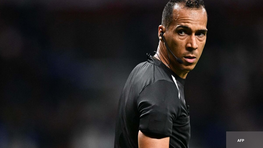 L'arbitre mauritanien Dahane Beida en plein match 