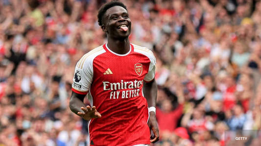 Bukayo Saka célébrant un but avec Arsenal en tirant la langue
