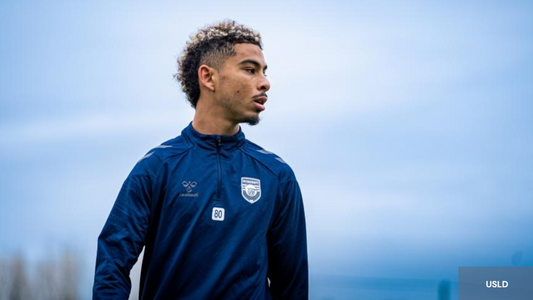 Gessine Yassine en tenue d'entraînement avec USL Dunkerque 