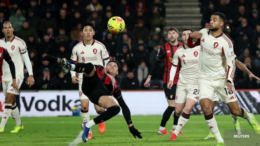 Evanilson qui tente un geste acrobatique face à Liverpool 