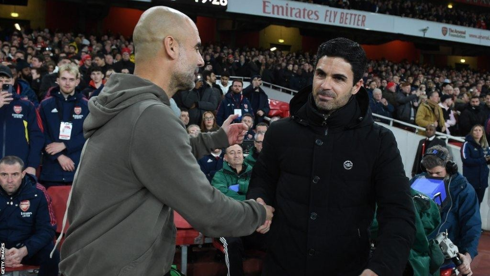 Une poignée de main entre Pep Guardiola à gauche et Mikel Arteta à Droite