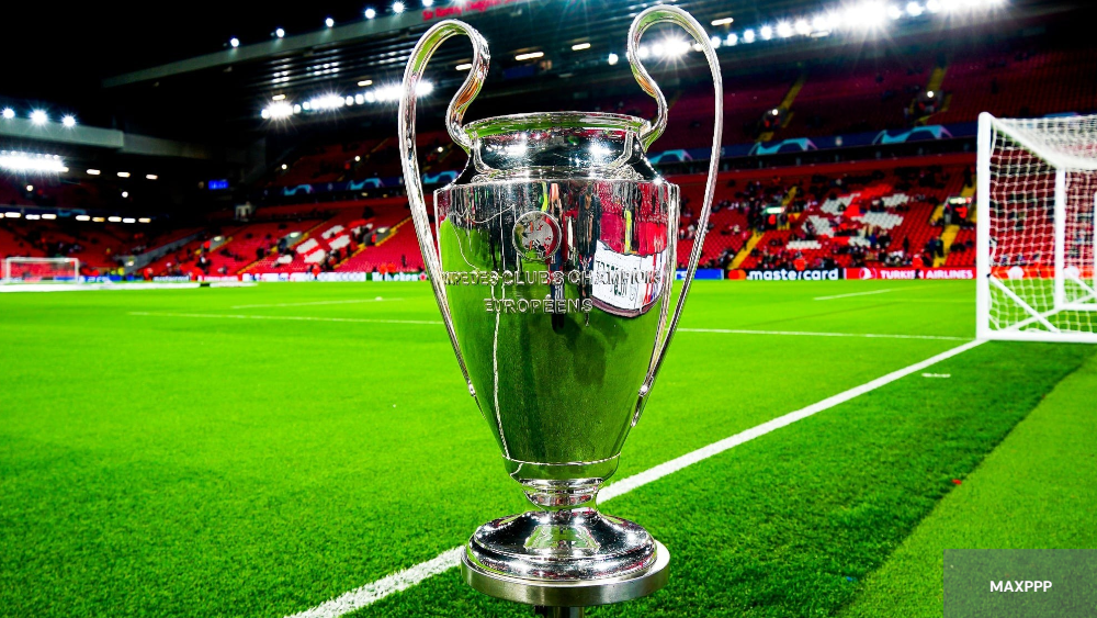 Trophée ligue des Champions exposé sur la pelouse d'Anfield Road