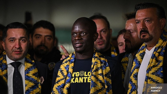 Ngolo Kante présenté au SUPPORTER du Fenerbahçe 