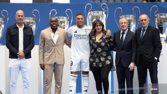 Mbappé au côté de sa mère et son père lors de sa présentation au Real Madrid 