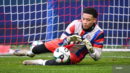 Le jeune gardien Leinard Prescott 16 ans qui effectue un arrêt avec le Bayern Munich à l'entraînement 