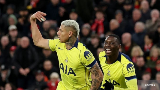 Richarlison with Tottenham yellow jersey and célébration goal 