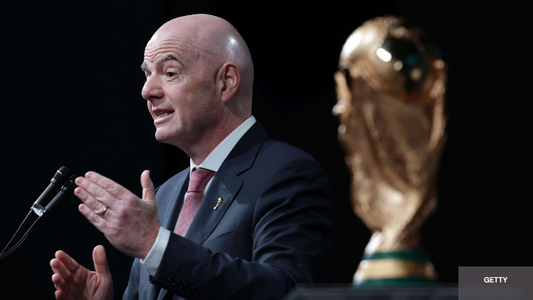 Trophée coupe du monde au premier plan et Gianni Infantino en arrière Plan 