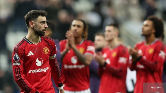 Bruno Fernandes au premier plan en arrière plan leny Yoro Benjamin Sesko, Joshua Zirkzee