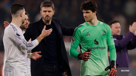 Michael CARRICK entouré de Senne Lammens et Diogo Dalot 