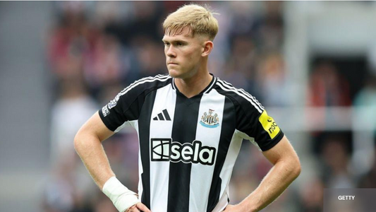 Lewis Hall whith Newcastle jersey 