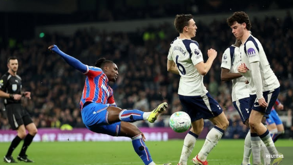 Joueur Crystal Palace face aux défenseurs de Tottenham 