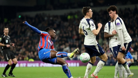 Joueur Crystal Palace face aux défenseurs de Tottenham 