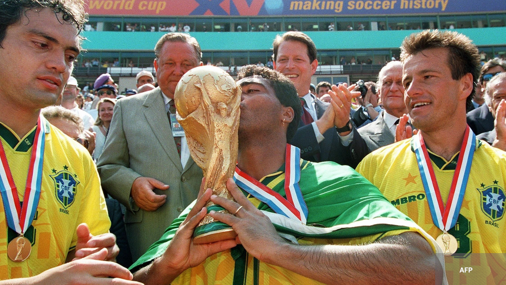 Romario qui soulève le trophée de la coupe du monde 1994 aux États-Unis 