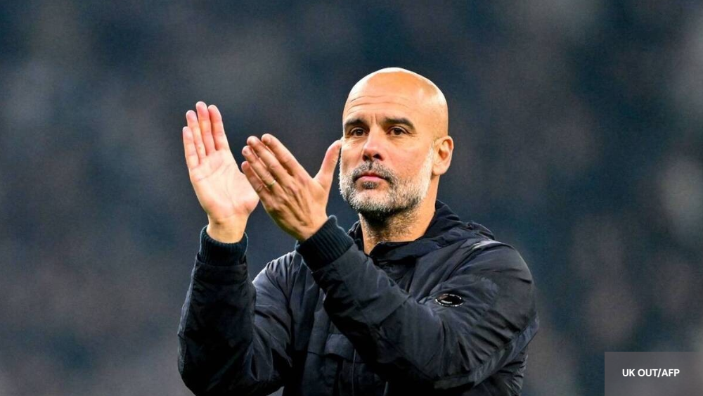 Pep Guardiola qui applaudit ses supporters de Manchester City 