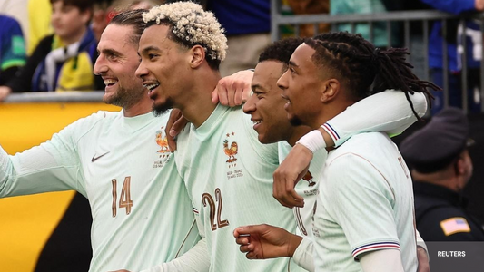 Équipes de France avec le maillot couleur menthe Rabiot , Ekitike, Mbappé,Olise