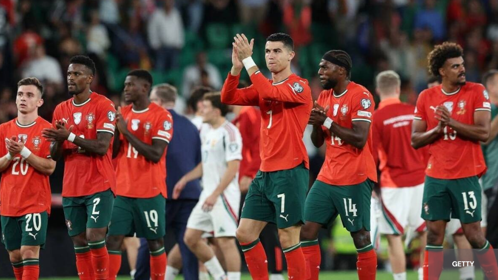 L'équipe du Portugal qui remercie son public avec Ronaldo en premier plan