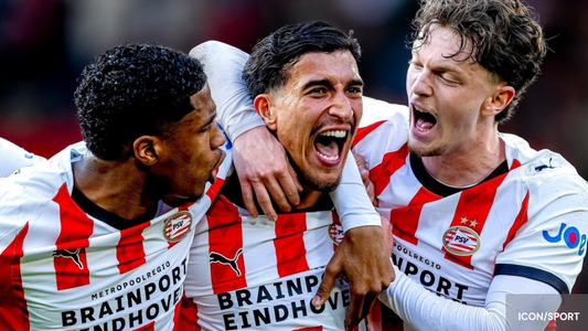 3 joueurs du PSV Eindhoven qui célèbre le titres d'Eredivisie 
