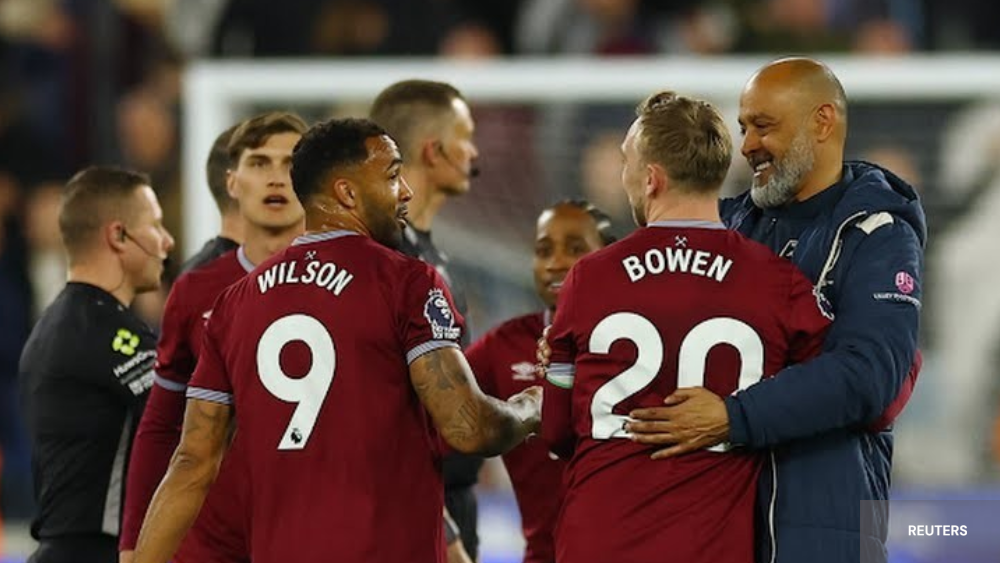 Joueur de West Ham célébrant leur victoire avec le coach Nuno Espirito Santo, wilson et Bowen de dos  au premier plan 