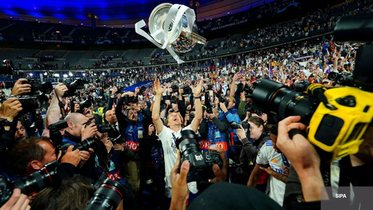 Luka Modric soulevant le trophée de la ligue des champions avec le Real Madrid 