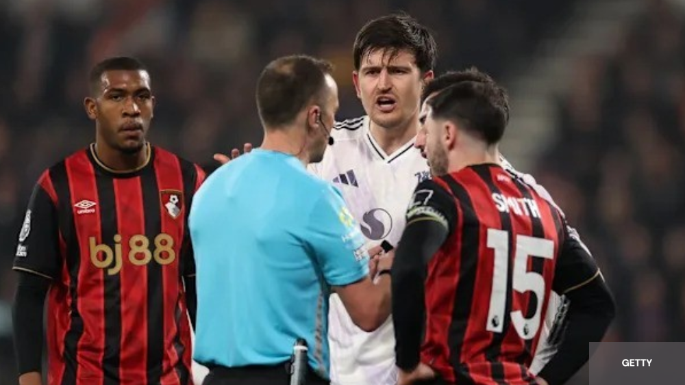 Harry Maguire en discussion avec L'arbitre lors du match face à BOURNEMOUTH 