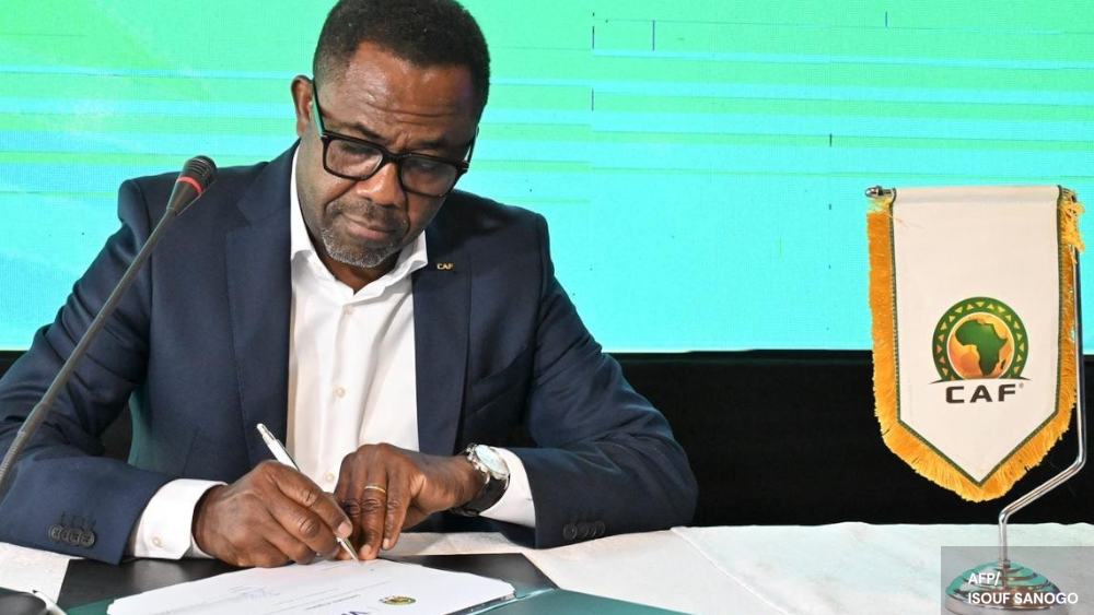 Veron Mosengo-Omba qui signe des documents au sein de la CAF