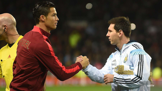 Poignée de main entre Ronaldo et Messi avec leurs équipes nationales respectives 