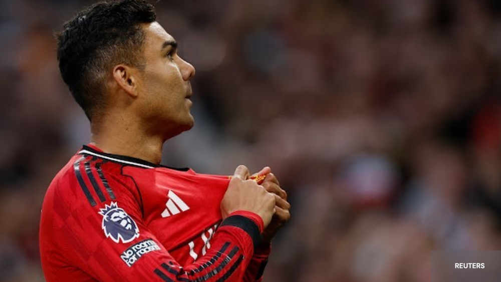 Casemiro qui montre l'écusson de Manchester United aux supporters après avoir marqué un but