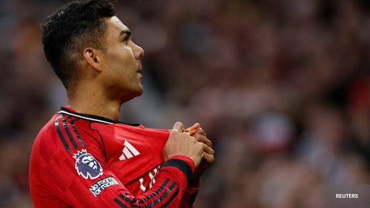 Casemiro qui montre l'écusson de Manchester United aux supporters après avoir marqué un but