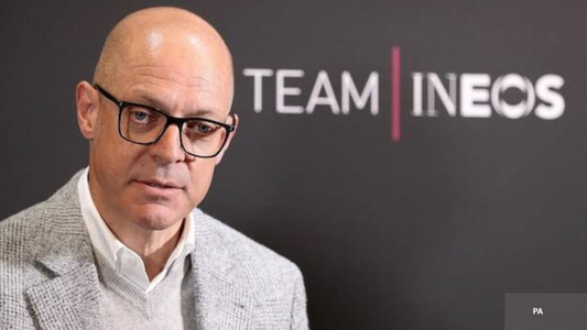 Sir Dave Brailsford devant un fond team Ineos
