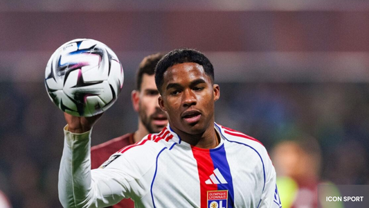 Enrick avec l'Olympique Lyonnais et le ballon de la saison 2025/2026