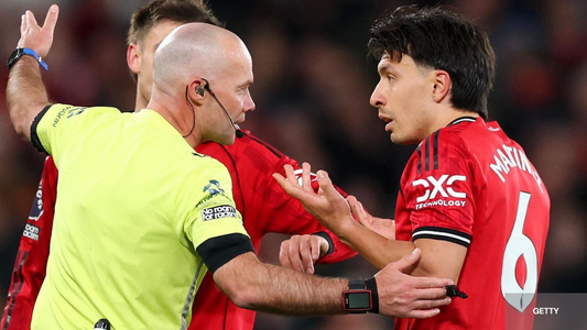 Lisandro Martinez en discussion avec L'arbitre 