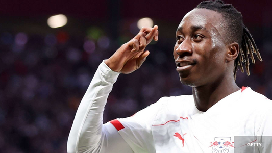 Yan Diomande qui célèbre son but en croisant les doigts 