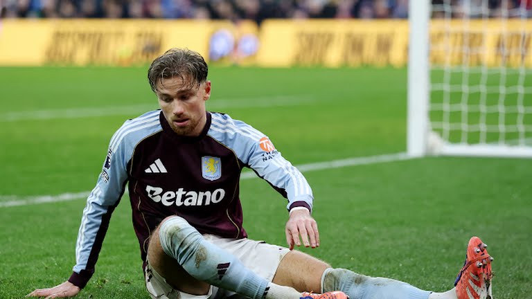 Joueur de Aston Villa M.Cash lors du match face à Leeds United 