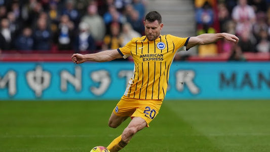 James Milner qui effectue une frappe face à Brentford FC