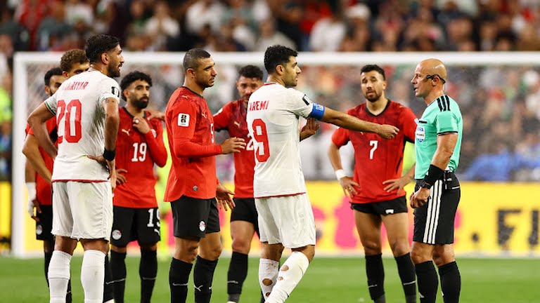 Les joueurs iraniens et leurs capitaine Medi en discussion avec L'arbitre, coupe du monde 2026 , image Reuters