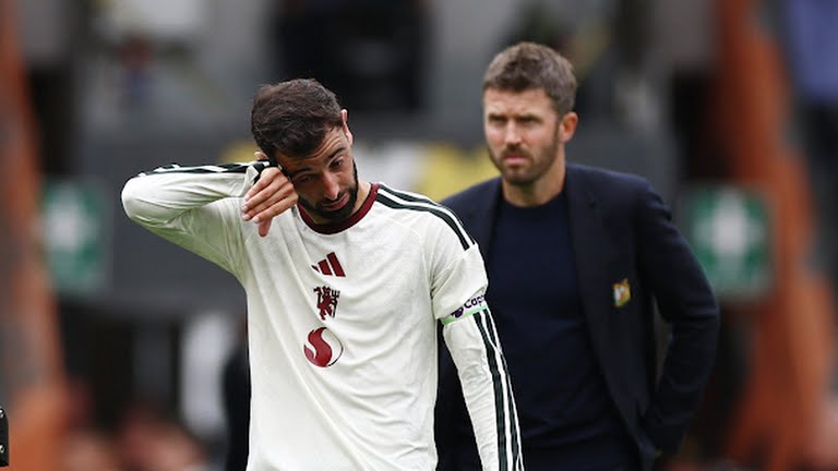 Image REUTERS Bruno Fernandes et Michael Carrick en arrière plan 