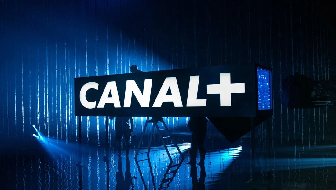 Logo canal + dans une scène de studio 